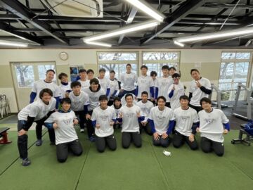 スタッフ、選手にチャンピオンTシャツ